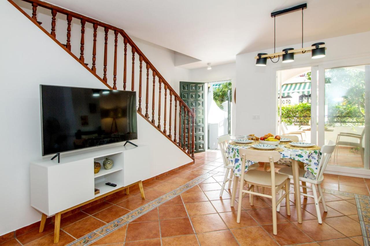 A Cozy And Elegant Townhouse Across The Beach Torre de Benagalbon Bagian luar foto